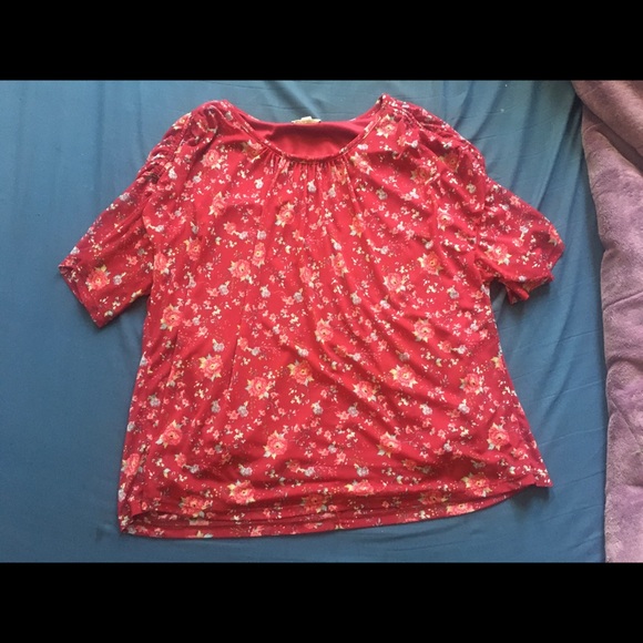Flowy red rose shirt - Picture 1 of 2